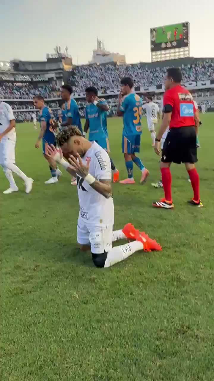 桑托斯保级成功！内马尔赛后跪地庆祝！