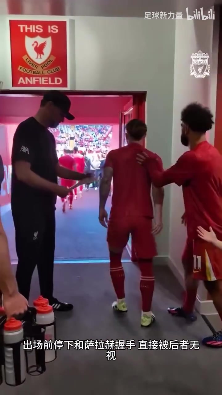 心酸！当年克洛普停下和萨拉赫握手被无视，自己尬笑了化解无奈