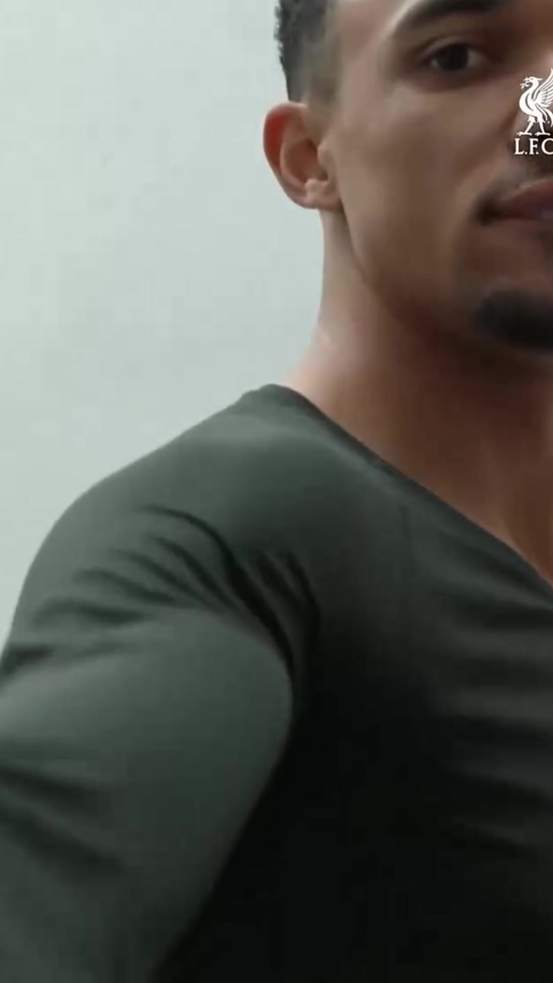 萨拉赫真队内大佬风范，之前早餐时间每个队友都要上前打招呼示意