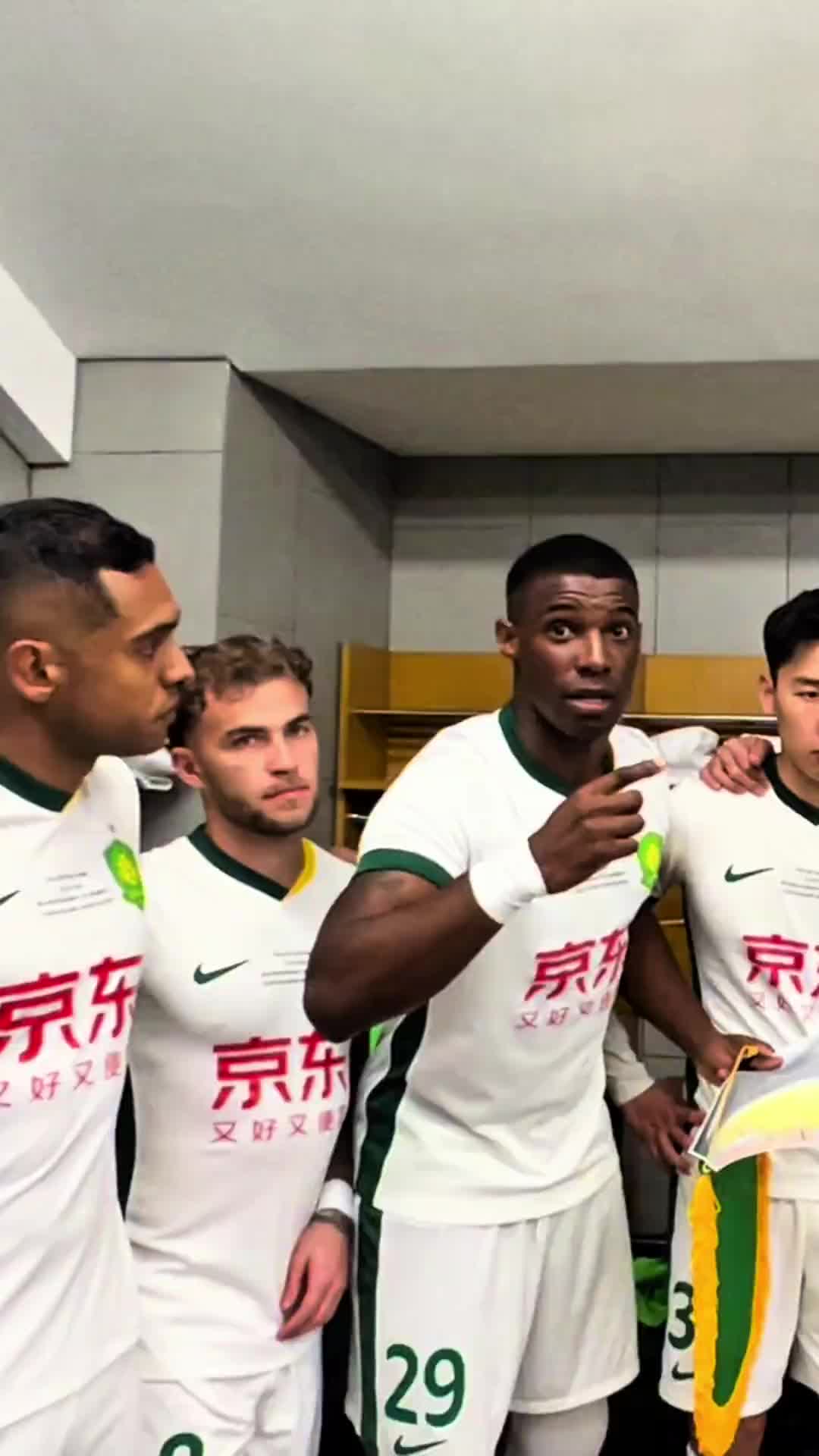 足协杯决赛前，法比奥用照片激励队友