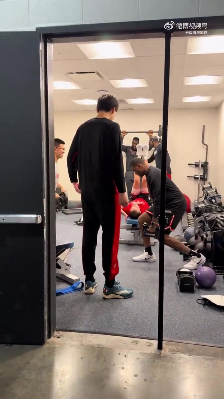 文化输出！杨瀚森在更衣室听八方来财~边上的翻译疯狂在撸铁