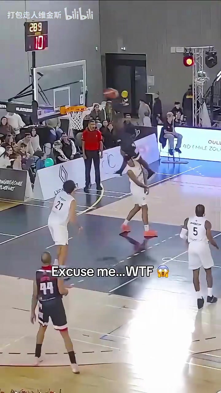 太炸裂了！球员复制卡特死亡隔扣！太残忍了！