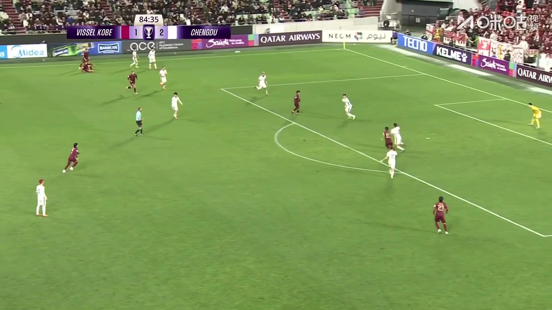 犯罪级表现！主裁回看VAR判定李扬送点，神户点射破门