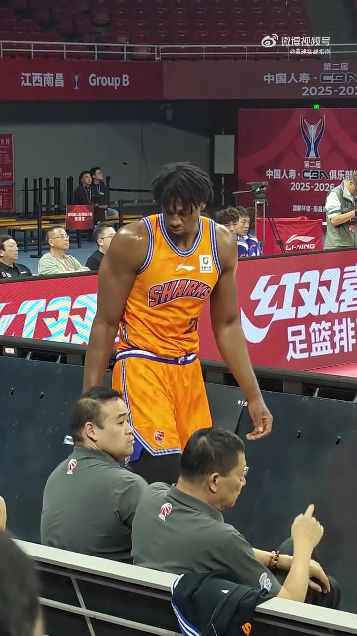 这建模越来越夸张啊！大白边这肩宽+粗壮手臂，观感真炸裂！