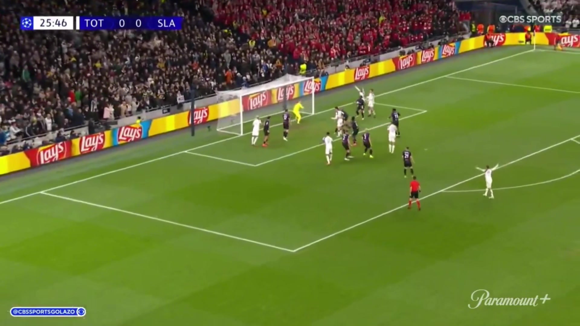 逆天乌龙斯拉维亚后卫头球轰向自家球门，热刺1-0领先！