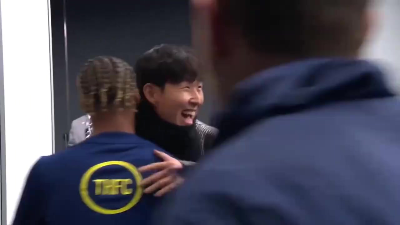 画面却变得如此熟悉又陌生，孙兴慜与热刺队友们一一拥抱