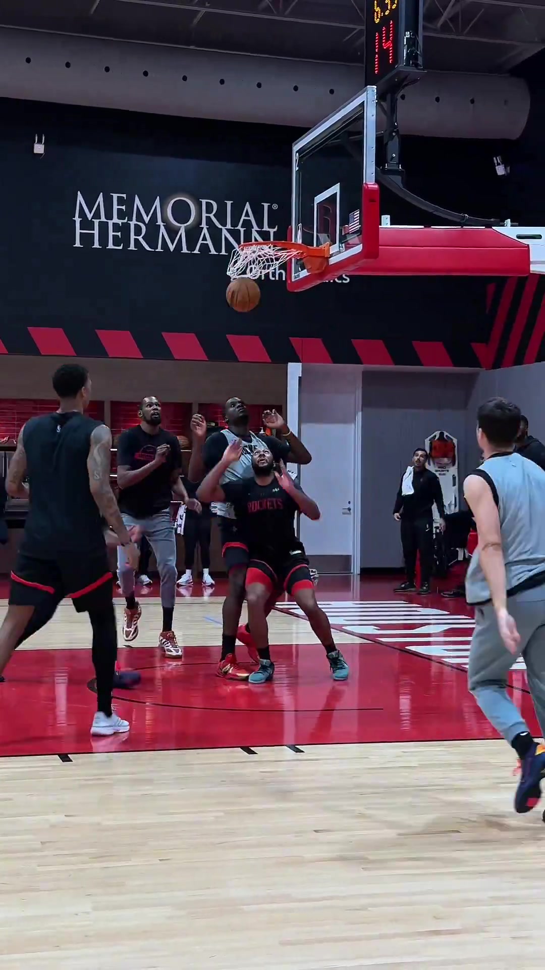 嘎嘎乱杀！谢泼德丝滑运球变向晃开小贾，帅气中投命中！