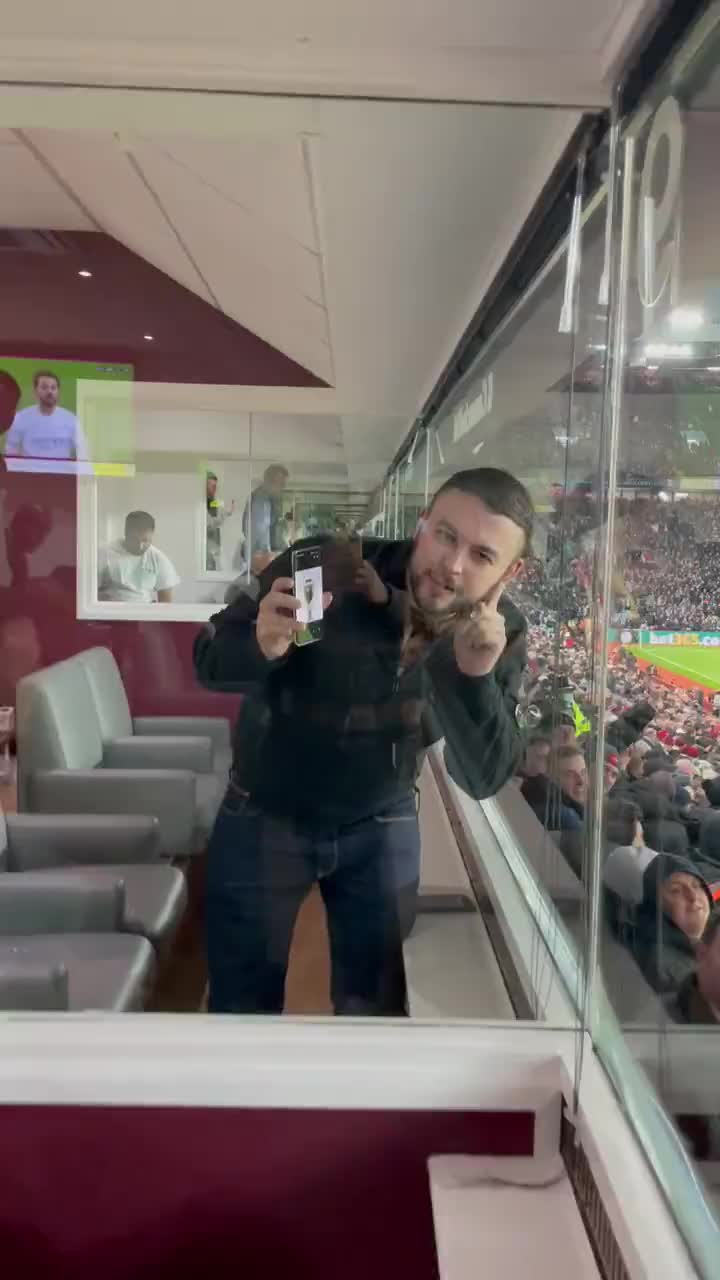 维拉球迷挑衅阿森纳球迷：你们的欧冠奖杯在哪里？