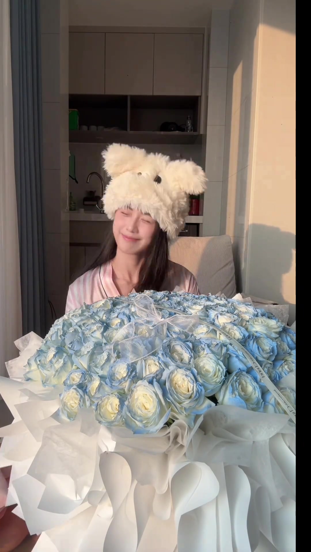 谁给的这么大一束花？过生日的女篮卓识晒收到白玫瑰视频