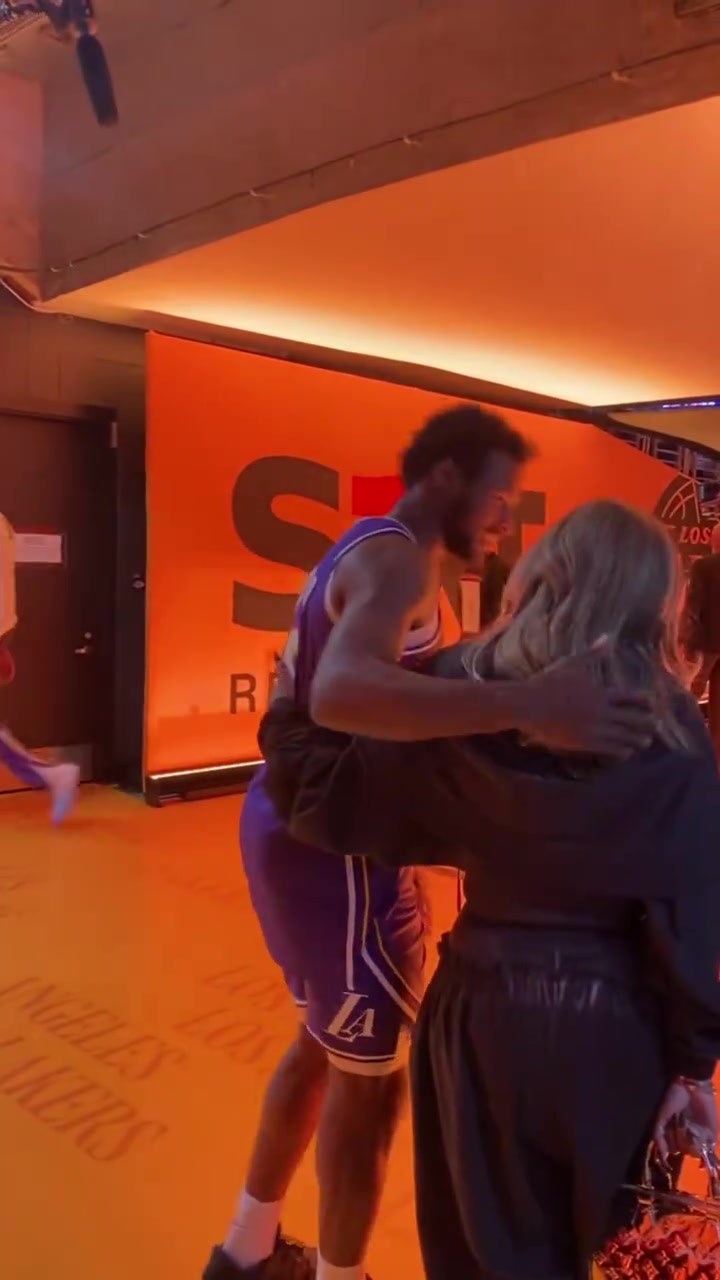 湖人119比132马刺止步八强,詹姆斯老婆在通道等候布朗尼和詹姆斯