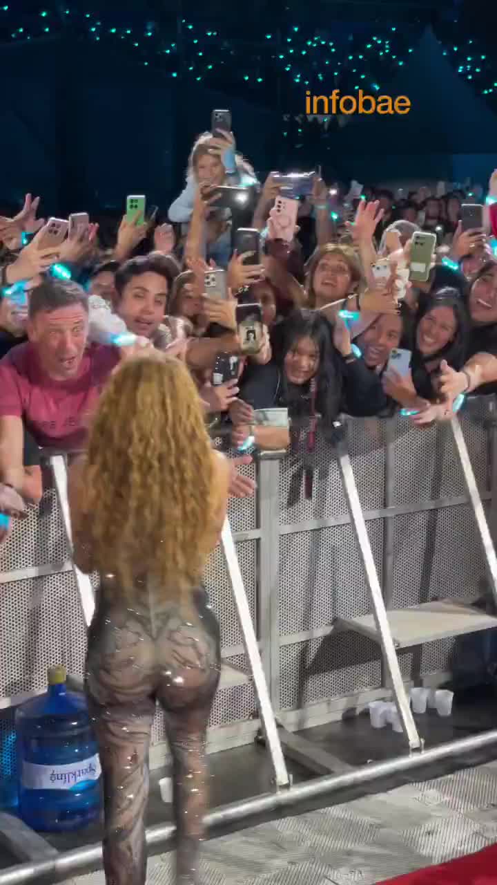 演唱会上夏奇拉被疯狂男粉丝拉住狂亲