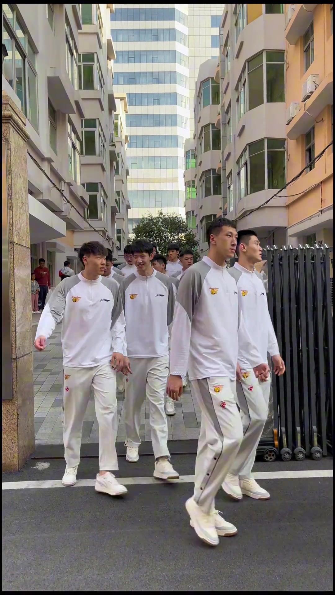 最后俩“小学生”押尾广东男篮晒视频：阳光逐梦，虎啸出征