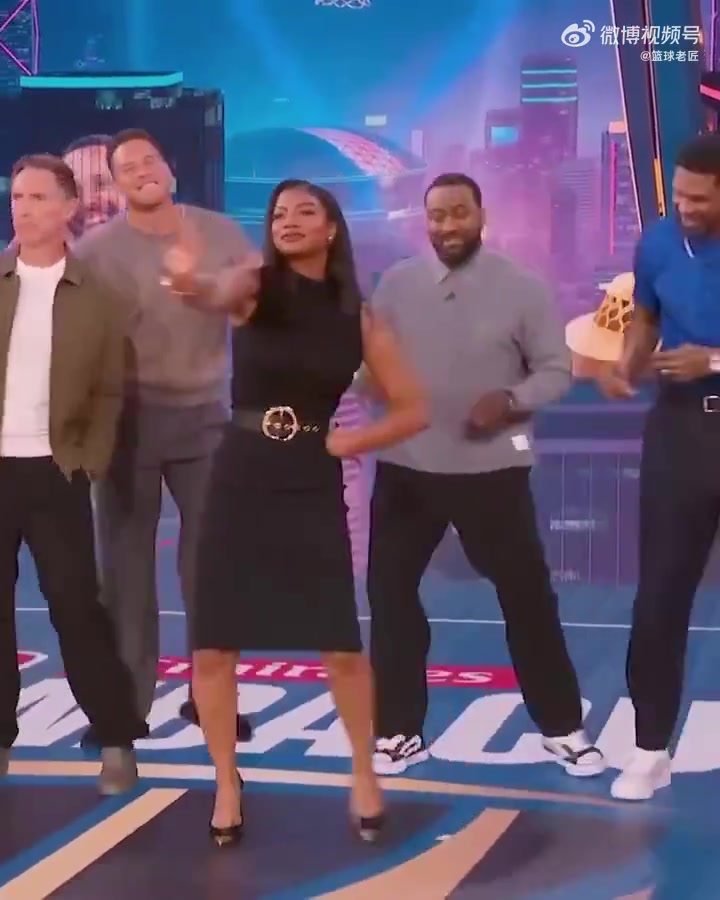 格里芬纳什沃尔哈队和女主持一起跳舞 沃尔已经按耐不住