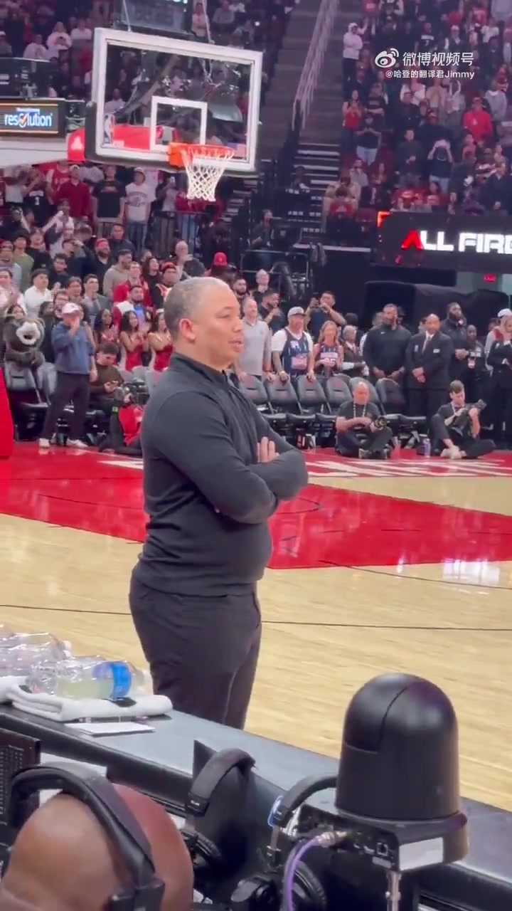 快船输火箭！火箭主场球迷拍摄泰伦卢对球队表现摇头表情无奈
