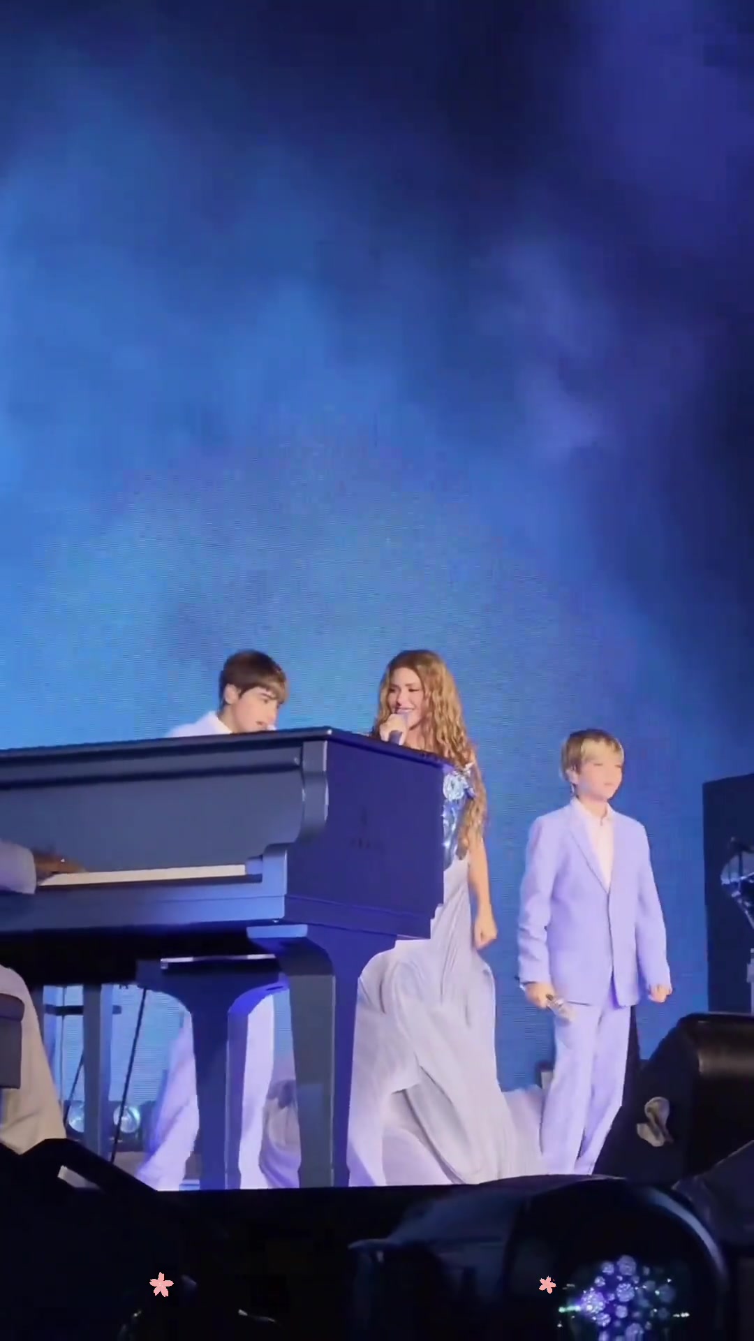 不踢球闯歌坛？夏奇拉带俩儿子同台演唱