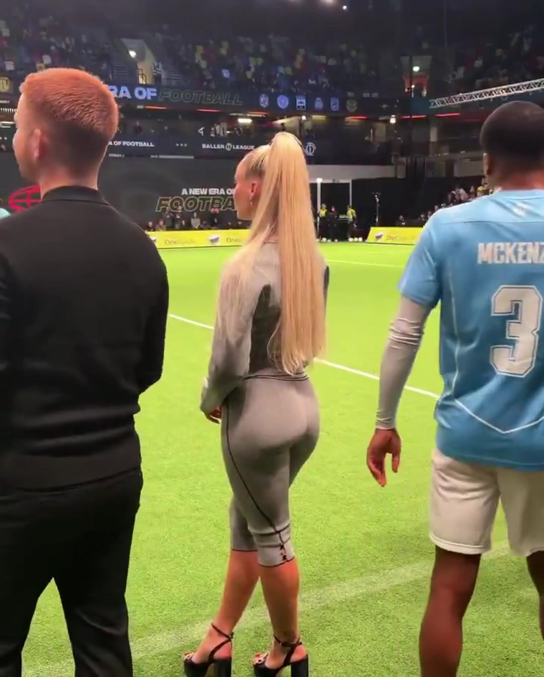 世界最性感女球员艾丽莎穿高跟鞋场边观战