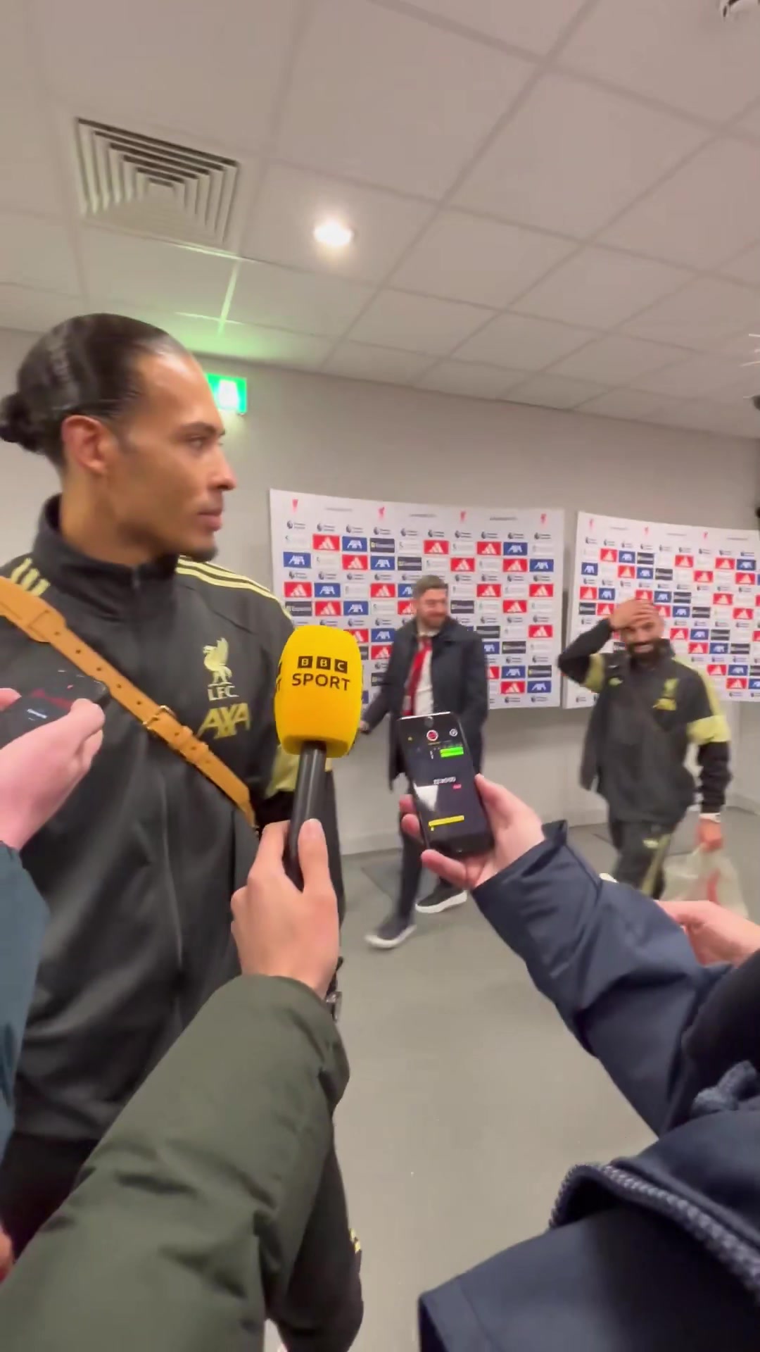 幽默记者:萨拉赫,你想接受采访吗?萨拉赫:连续两周?不了