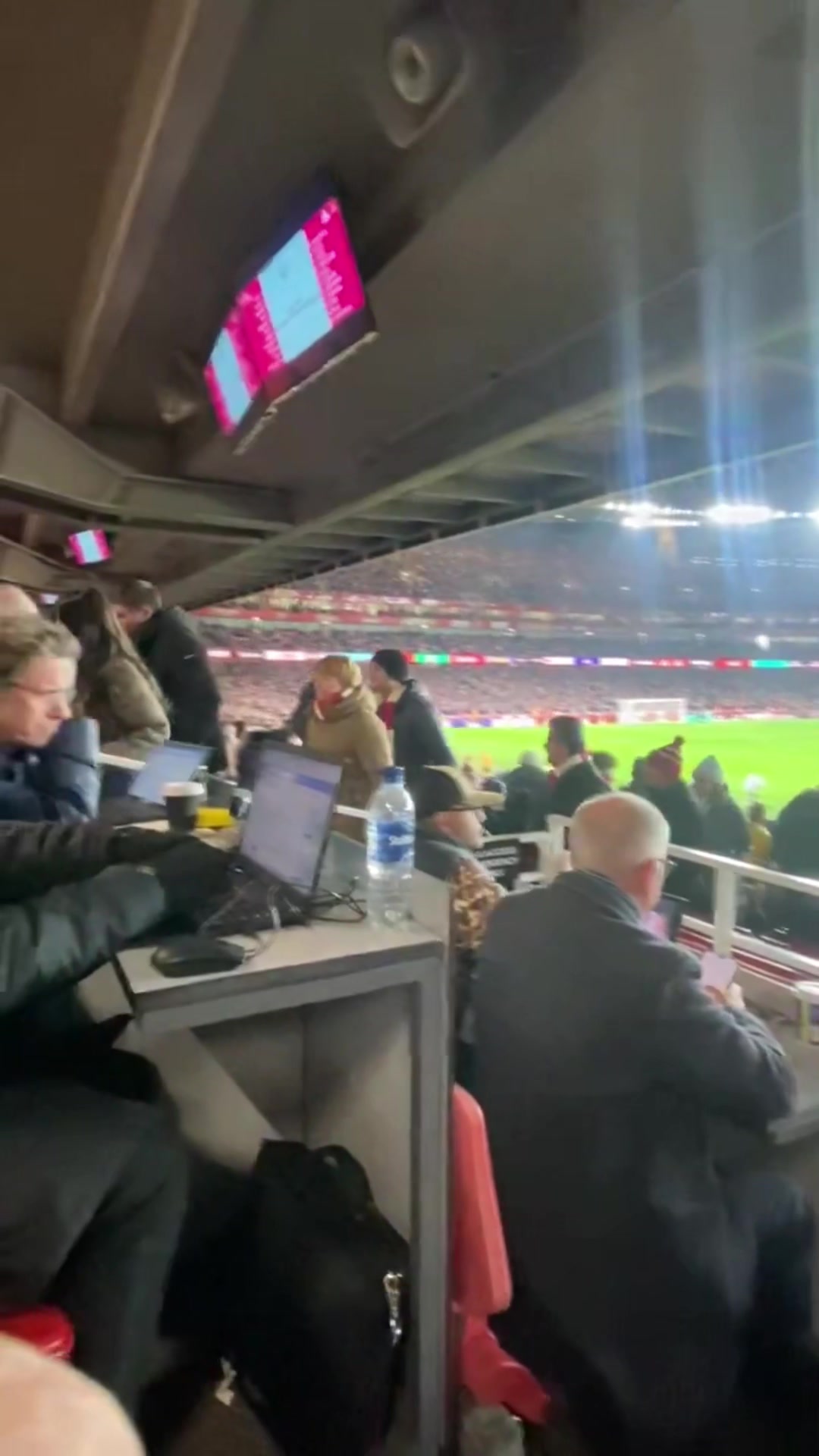 错过了!被狼队扳平后,阿森纳球迷纷纷离场,最后时刻枪手绝杀