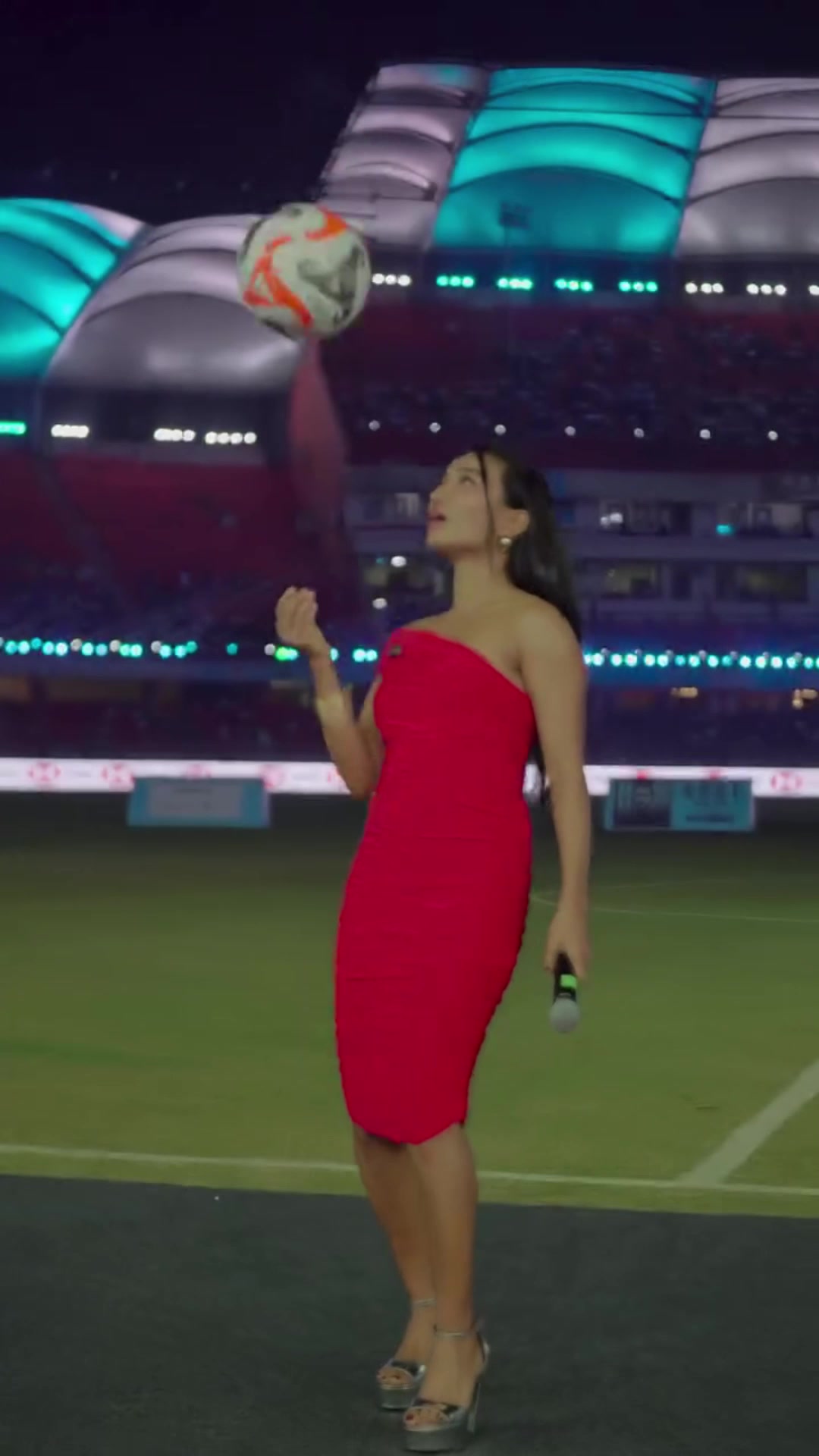 梅西印度行现场的这位女主持颜值在印度能排上号嘛~