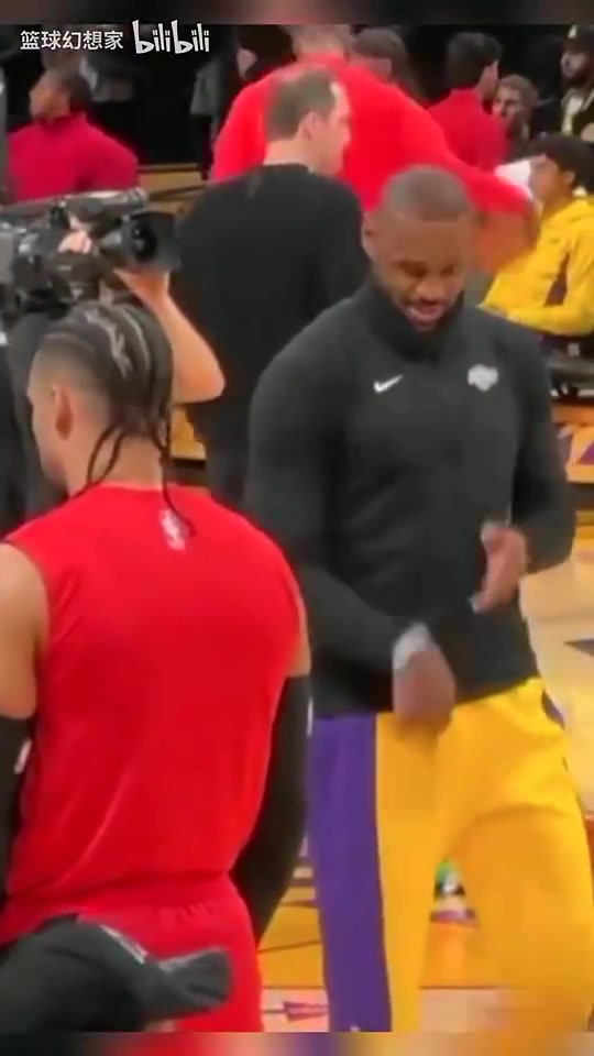 真的看几遍都绷不住!名场面:詹姆斯看着赛前冥想的狄龙!