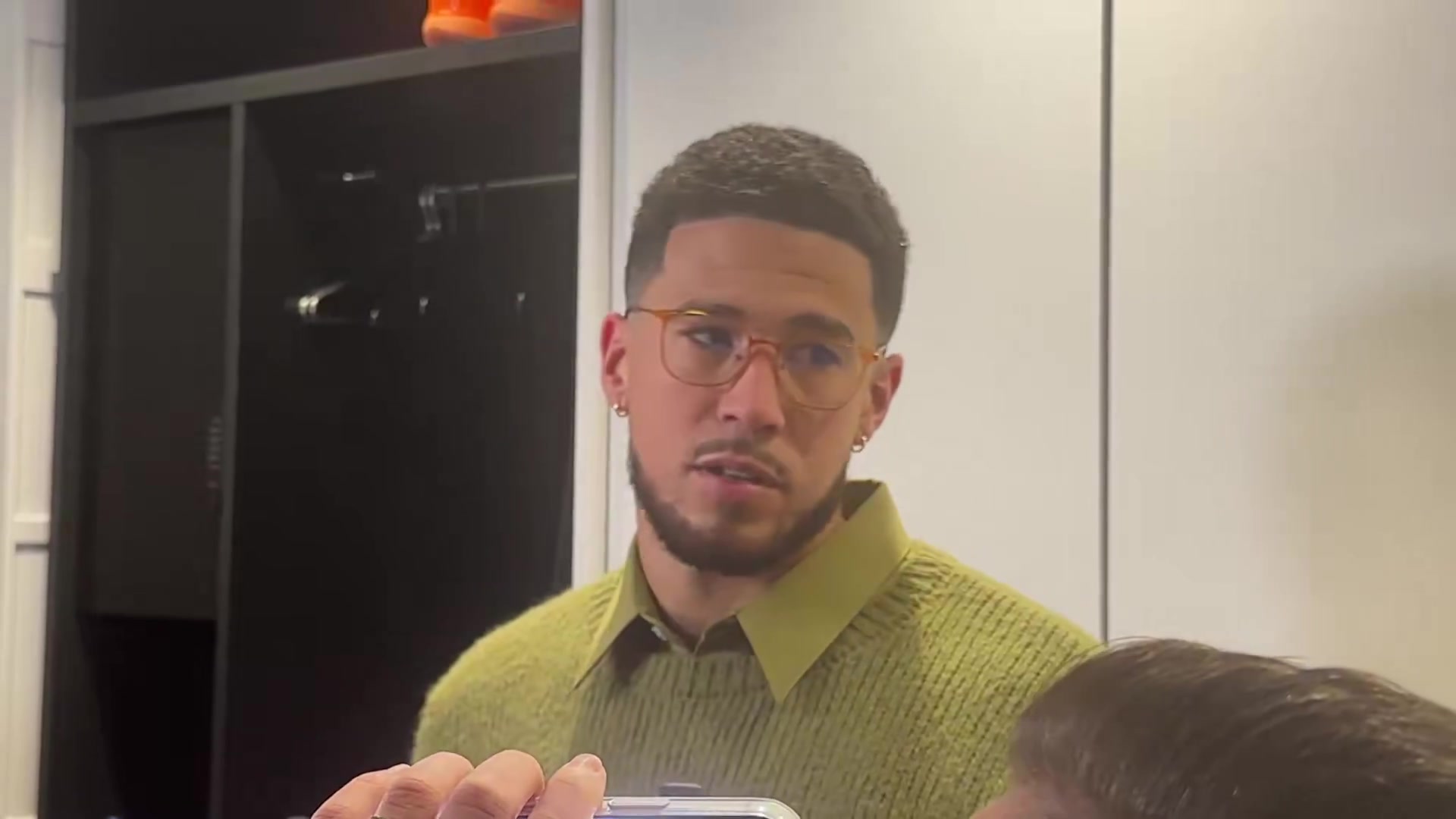 布克谈最后时刻对詹姆斯犯规:我一直以为 那是球手一体,现在我得去查查规则了