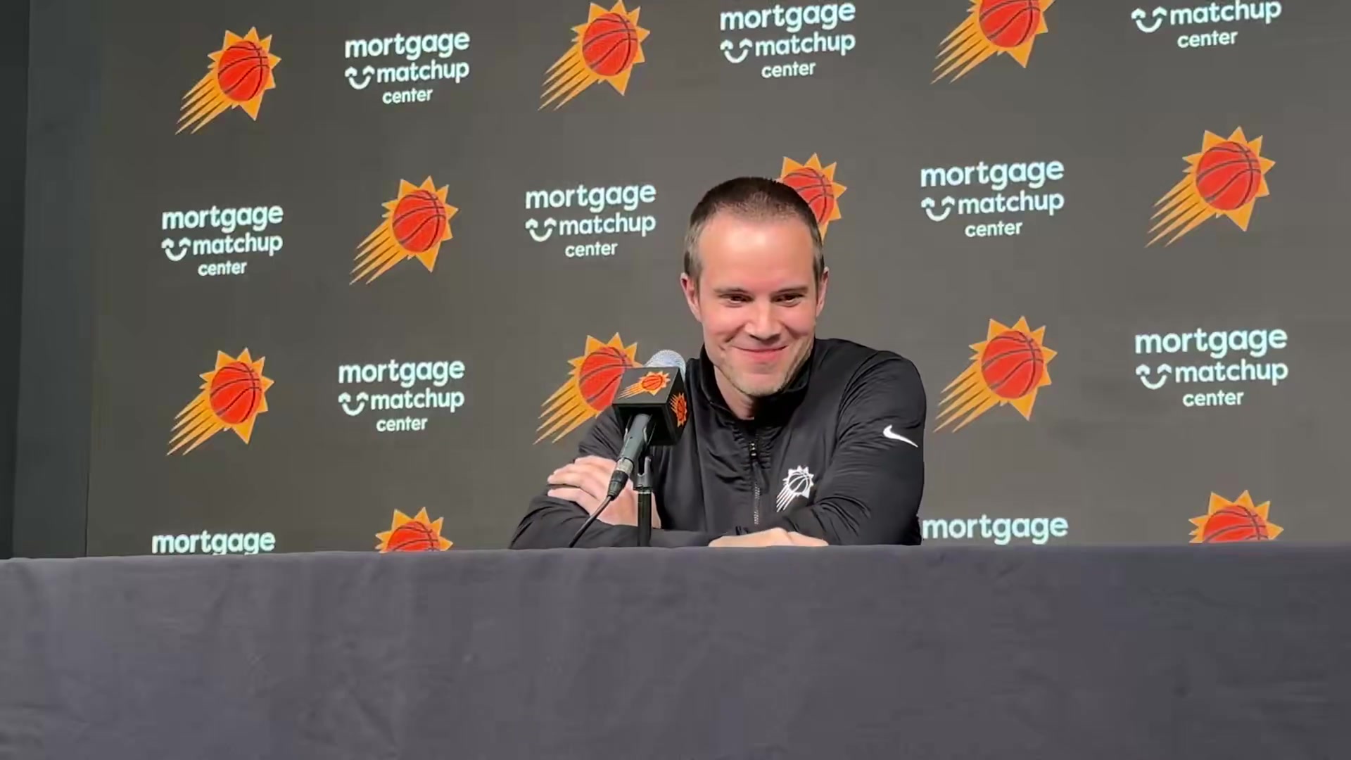 无奈？太阳主帅赛后被问詹姆斯最后时刻造犯规三罚，直接笑出来了