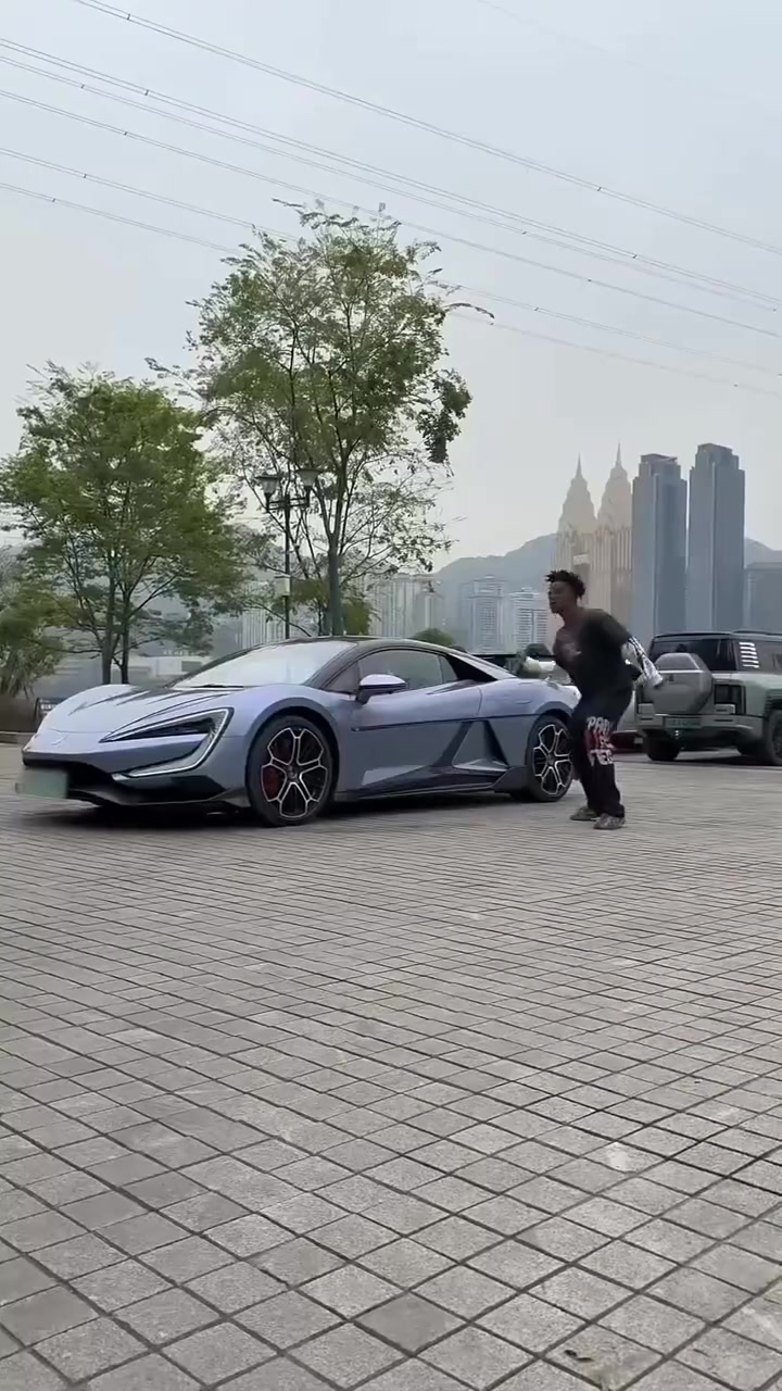 甲亢哥竟然买了一辆仰望U9！美国挂绿牌嘛，怎么感觉是在重庆