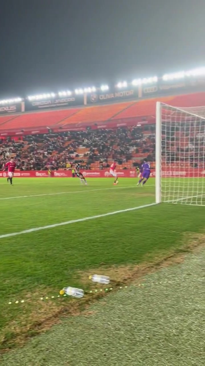 太绝了！西协甲球员脚后跟射门竟然拉出了这样的弧线