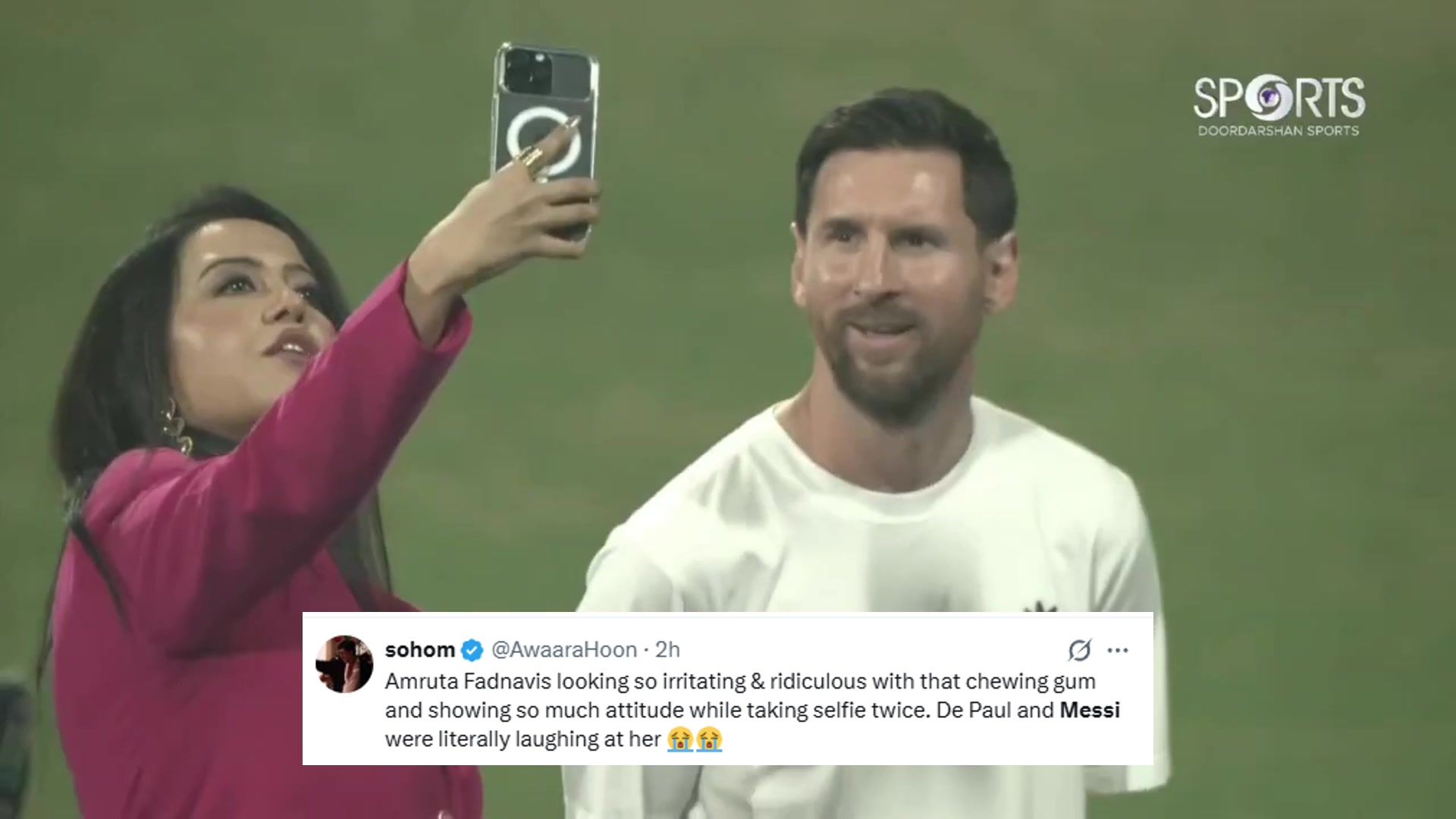 印度女演员嚼口香糖和梅西合影,网友:傲慢又令人讨厌