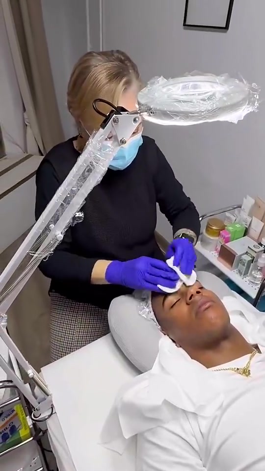 美容美发洗剪吹！亚马尔还是个精致男孩