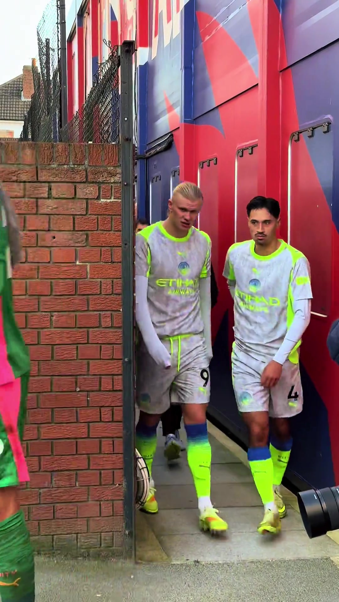 水晶宫这球场，有种世界级球星都在小区踢球似的