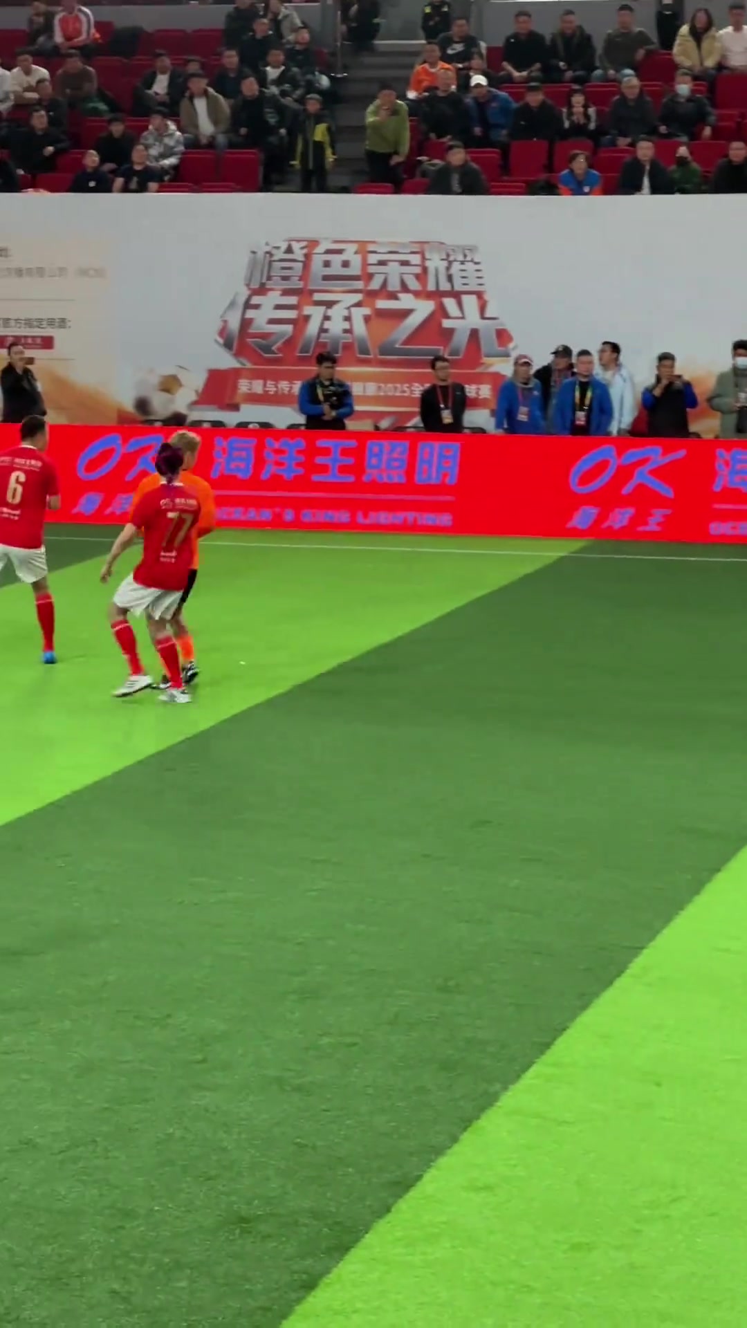 董老厮拦截巴力斯塔传球，陈蒲上抢阻击防反