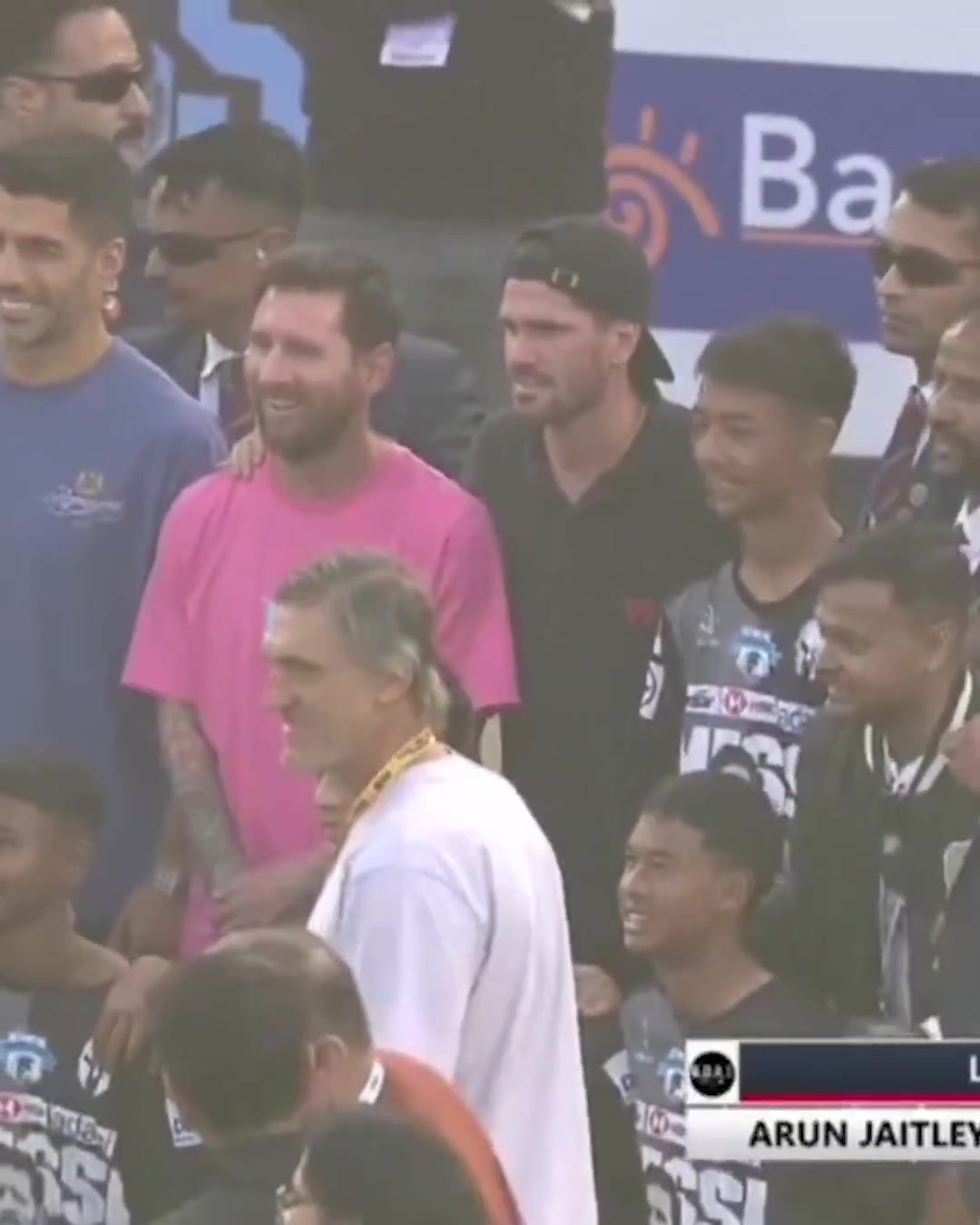 与梅西合影时,一名男子将孩子推到一边,但德保罗将他拉了回来