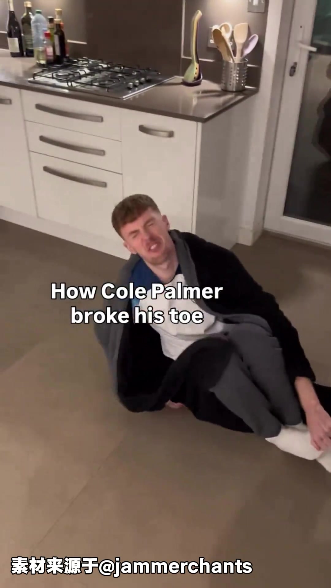 这也太搞了！网友演示帕尔默如何弄伤他的脚趾头！