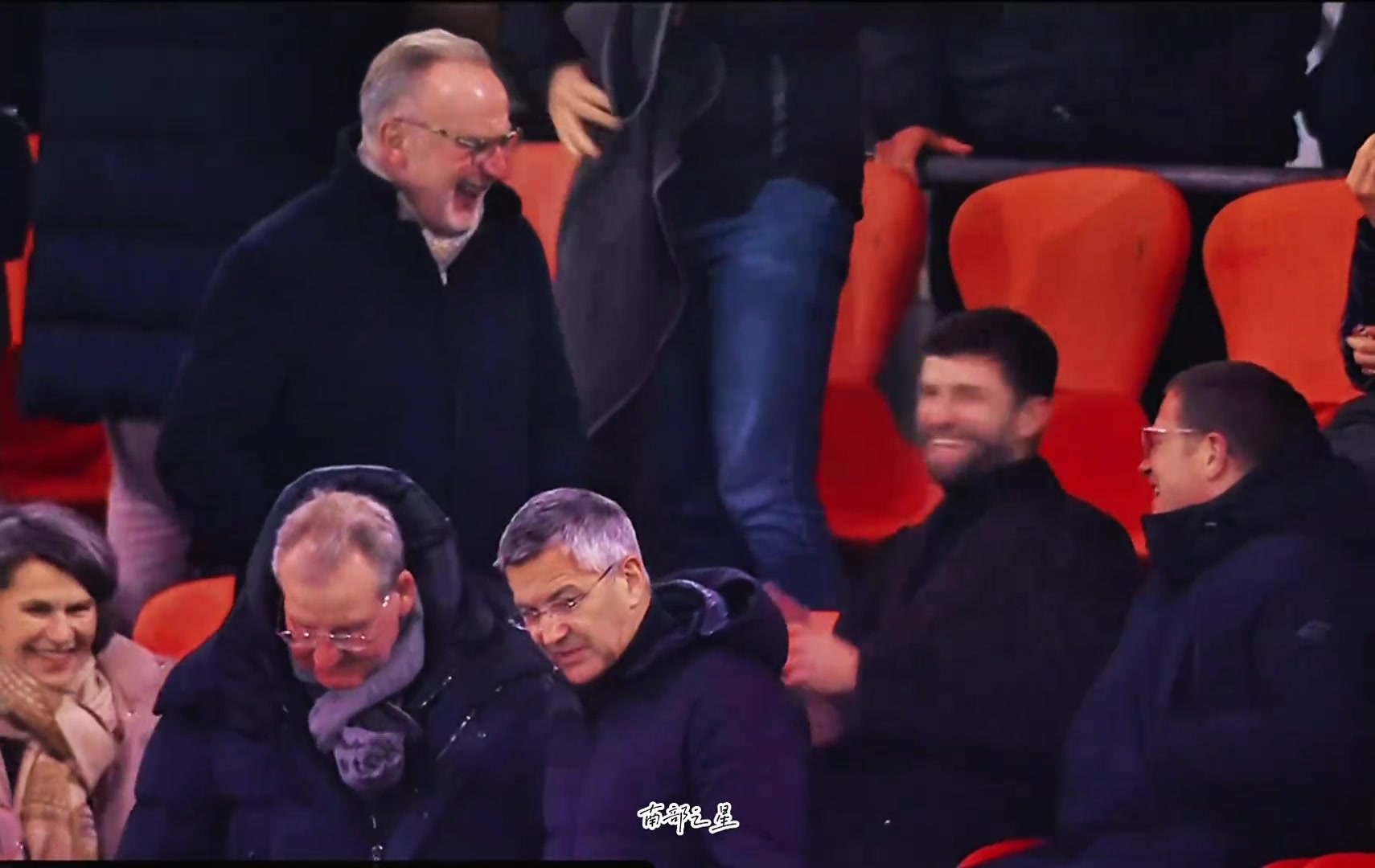 南非小将不再年轻！当穆勒也蓄起了须，与拜仁高层在看台洽谈....