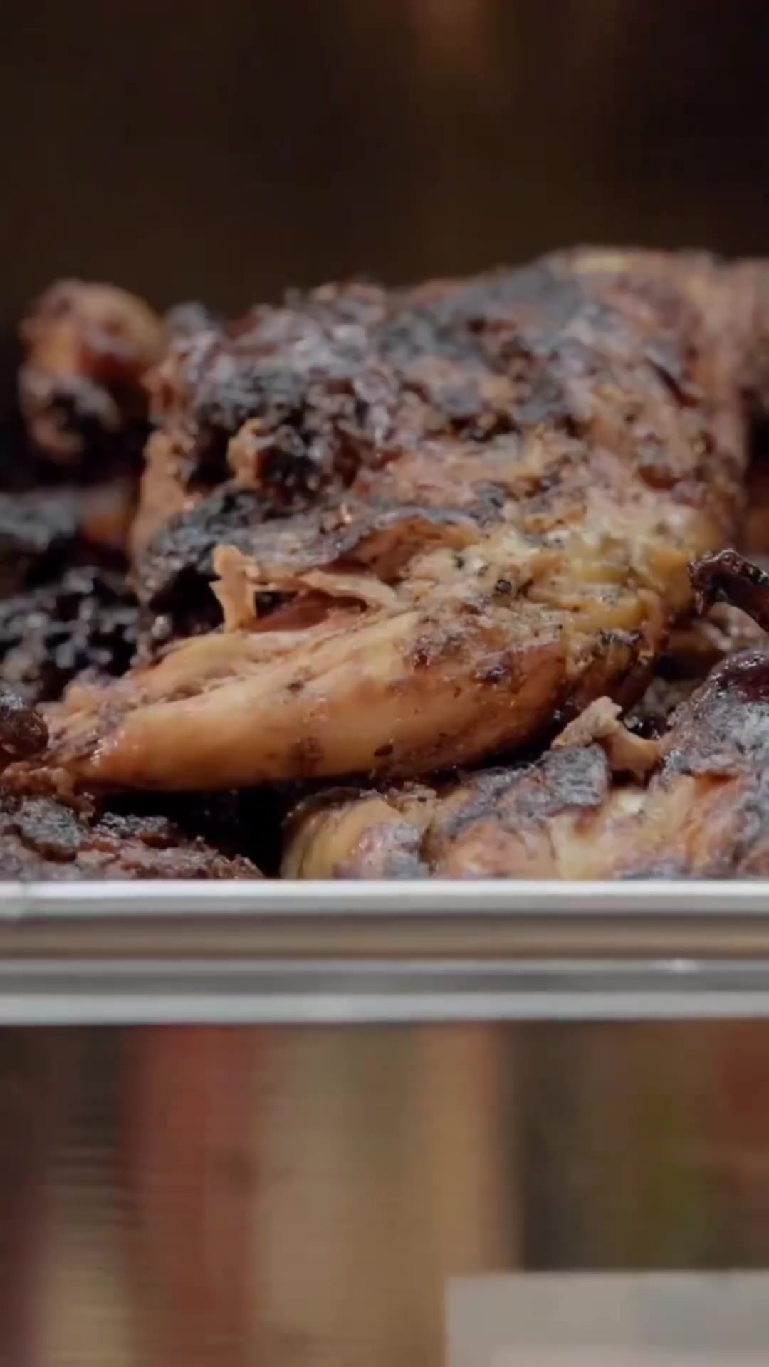 艾顿的妈妈在感恩节为全队做了一顿丰盛的加勒比风味大餐