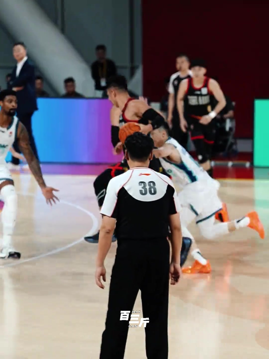 报告裁判,有人扒我裤衩!