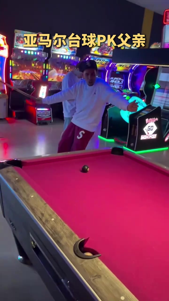 亚马尔和老爹打台球,这儿子当得比老爹沉稳多了