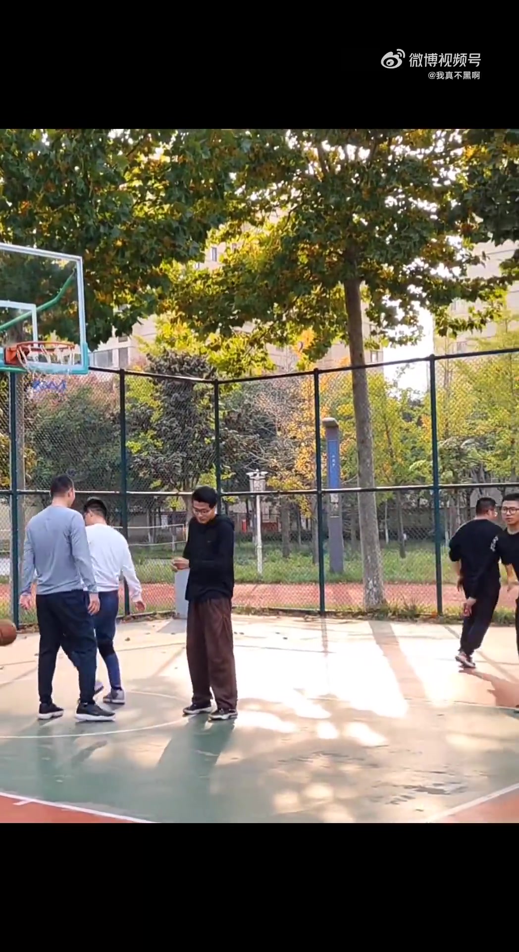 好家伙,在野球场遇到如此拉杆大神,要怎么防?