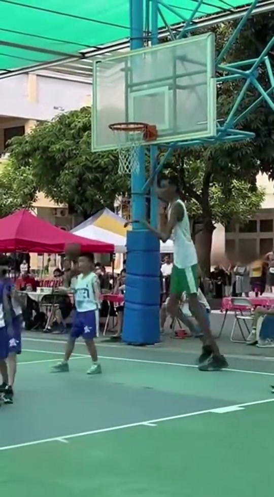 卧槽，这是AI视频还是真的？有2米高的小学生？