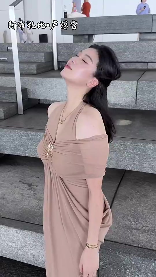 不愧是国产卡戴珊！野球场肘姐这身长裙装扮真显富态啊