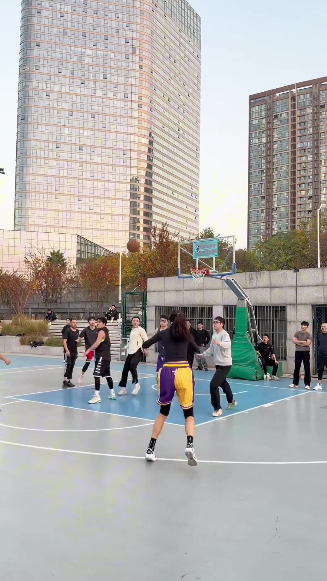 1米8篮球网红石一童晒打半场进球:不是我太猖狂 是我队友太强