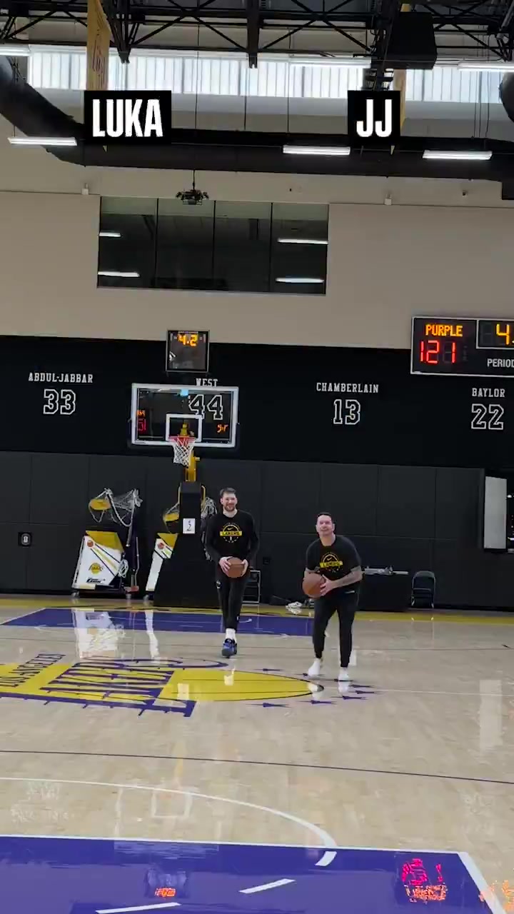 真不信邪啊？雷迪克又和东契奇PK超远三分！顿宝路过还被Q