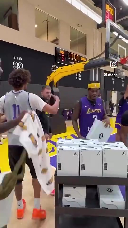 77真慷慨啊！东契奇之前就有给队友每人送一双自己的新球鞋~~