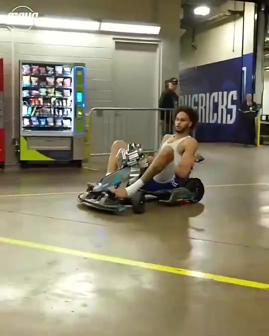 真是有心！去年圣诞节，东契奇就曾给独行侠队每人送了一辆卡丁车