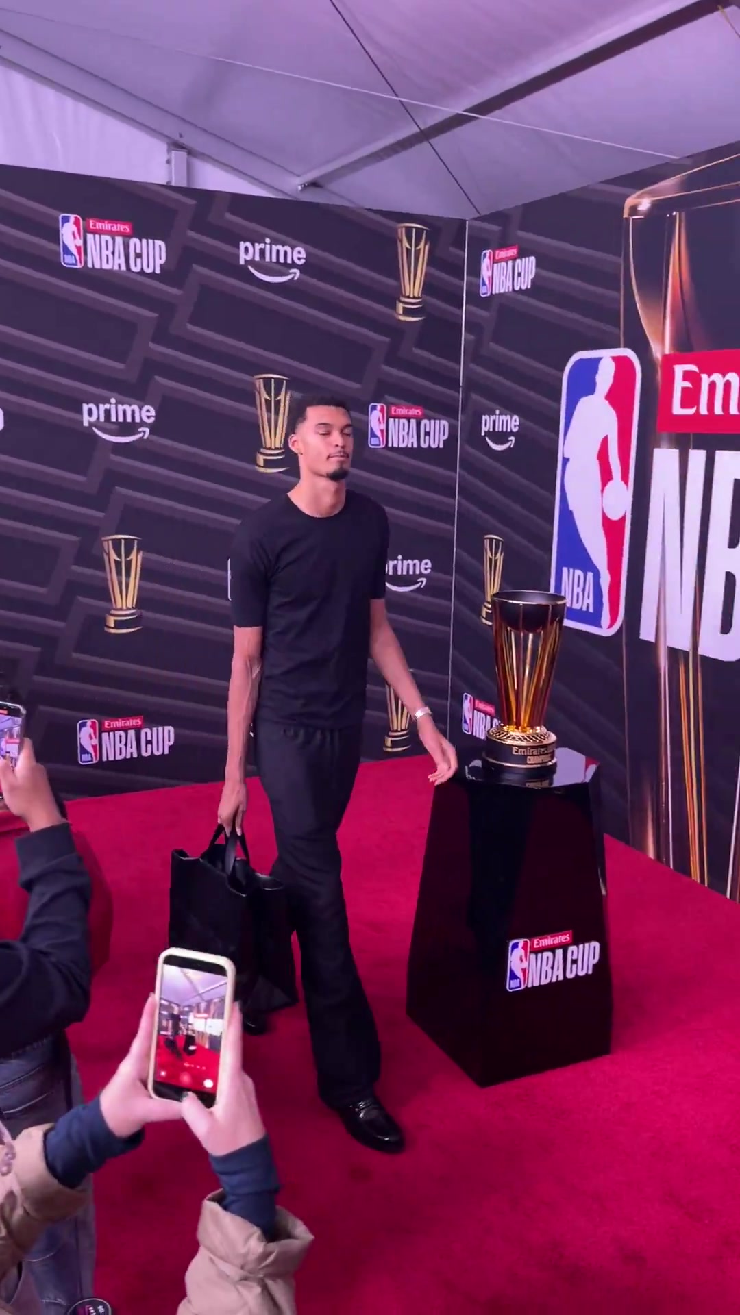 他太懂了！文班亚马进场，路过奖杯连看都不看一眼的