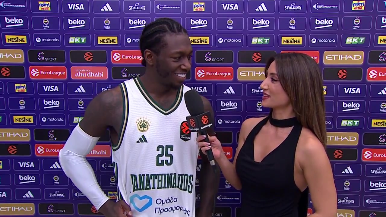 前湖人球员邓恩赛后接受采访，结果球迷们都在问美女记者是谁