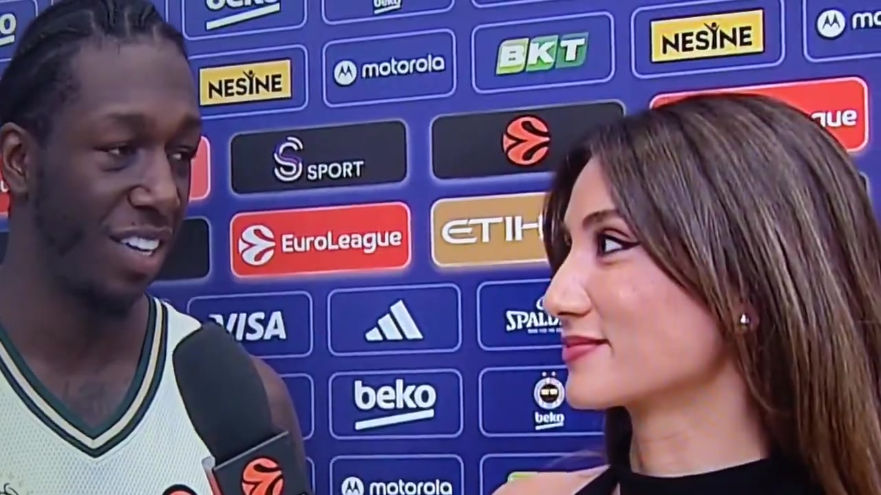 颜值真不赖采访纳恩的是申京闺蜜、土耳其美女记者Aksoy