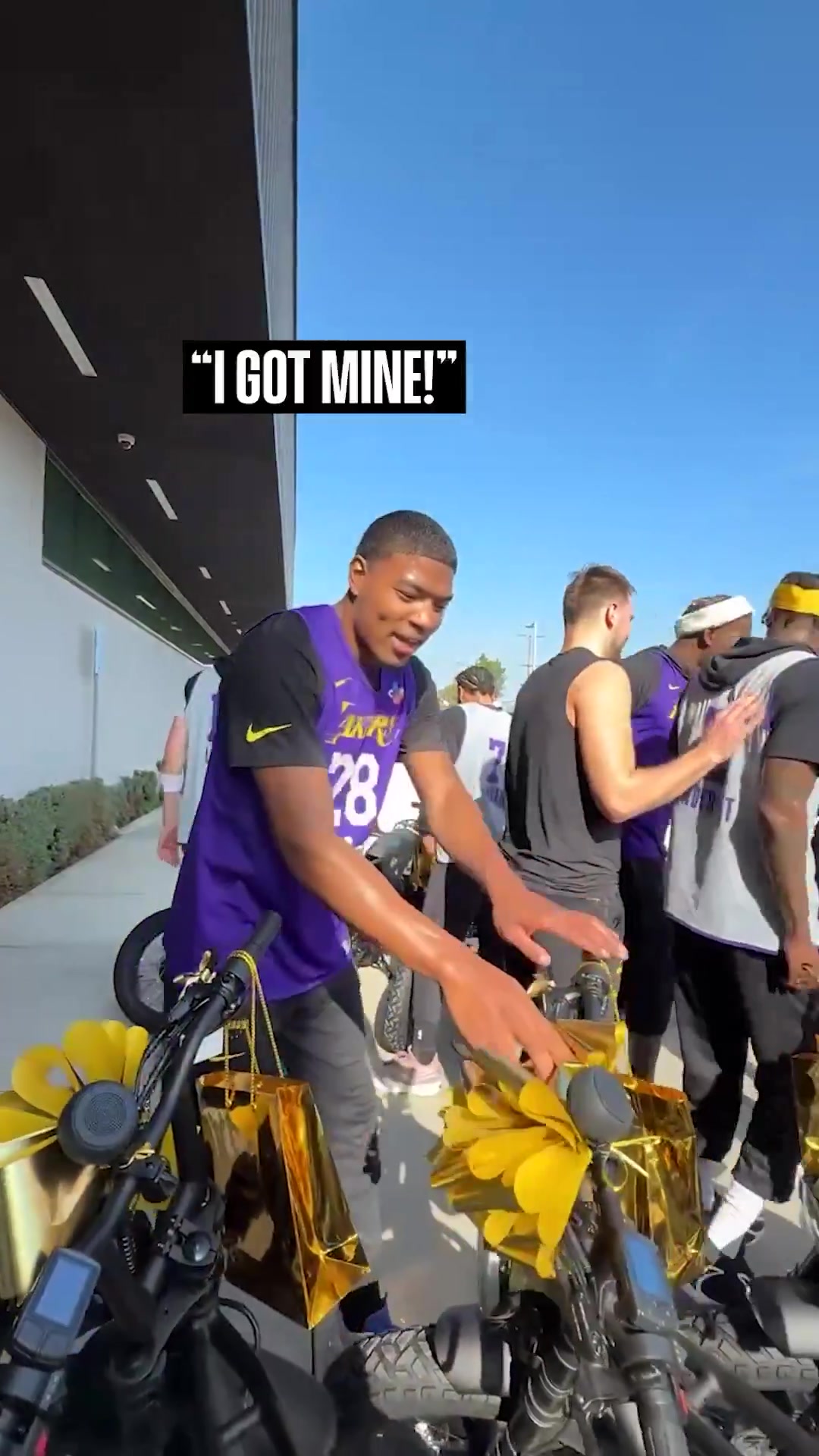 视频来咯东契奇给全队送103辆车！队友们直接现场试驾