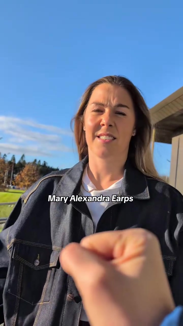 大家穿搭都很朴素啊！叫英格兰女足球员们中间名的反应！